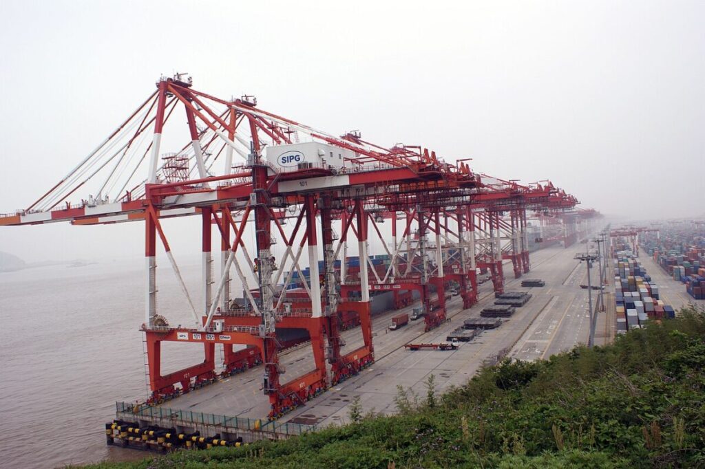 China cuts export tax rebate for solar products