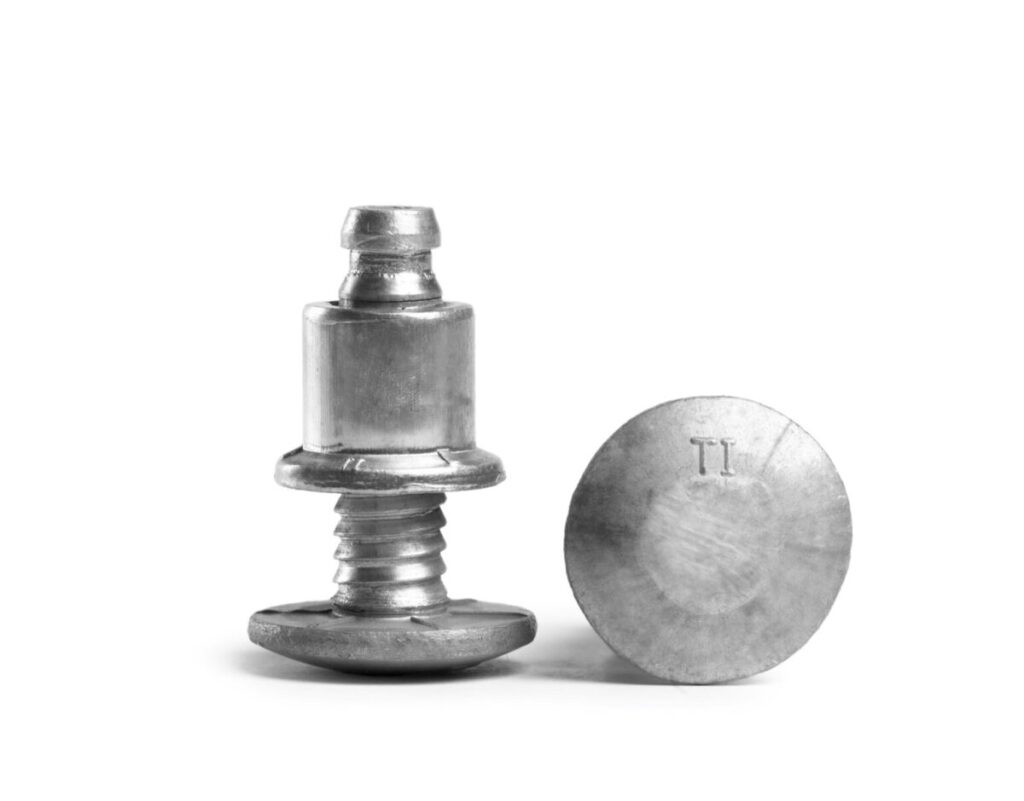 New rivet and riveting tool to install solar panels on trackers