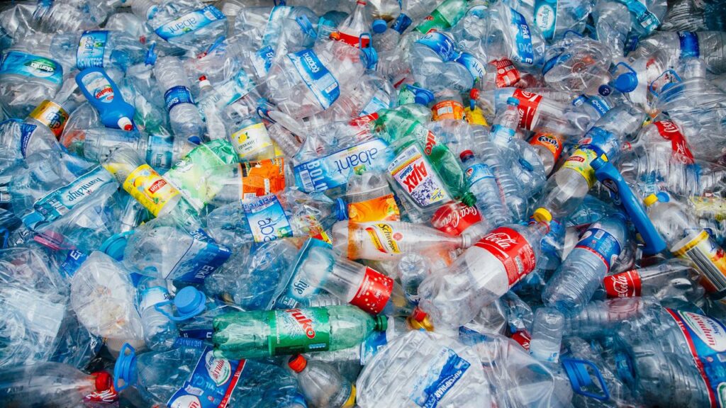 Clean hydrogen created from plastic waste using battery acid from old cars and solar power